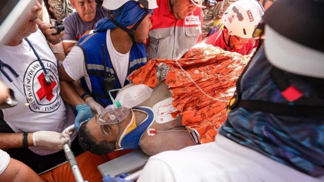 Hernán Gil es rescatado ocho días después de los terremotos.