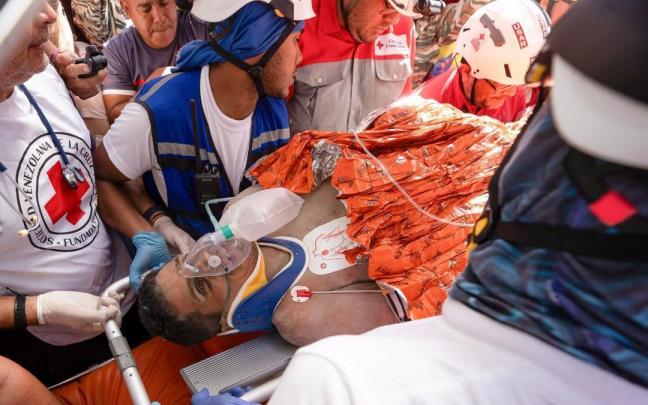 Hernán Gil es rescatado ocho días después de los terremotos.