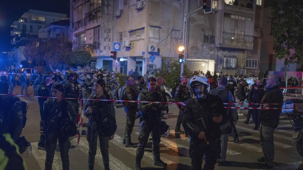 Policías desplegados en la calle de Tel Aviv en la que ha tenido lugar el ataque.