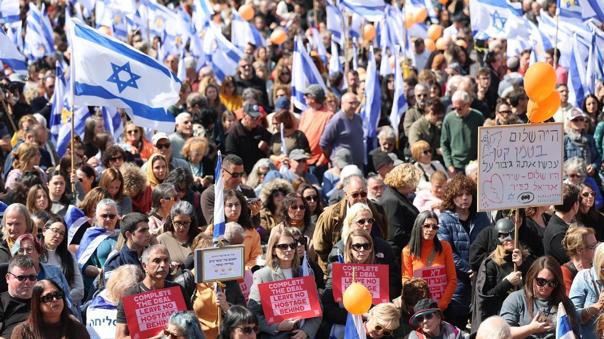 Miles de israelíes se congregan en las calles para participar en el funeral de la familia Bibas