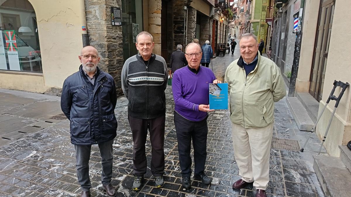 José Ángel Barrutiabengoa, Juan Luis Elizaran, Javier Bengoa y el autor del libro José María Agirre.