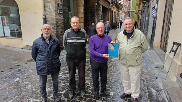 José Ángel Barrutiabengoa, Juan Luis Elizaran, Javier Bengoa y el autor del libro José María Agirre.
