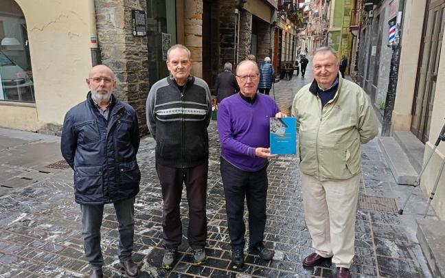 José Ángel Barrutiabengoa, Juan Luis Elizaran, Javier Bengoa y el autor del libro José María Agirre.