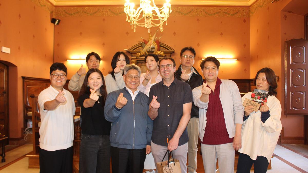 Recibimiento oficial en el salón de plenos del Consistorio.