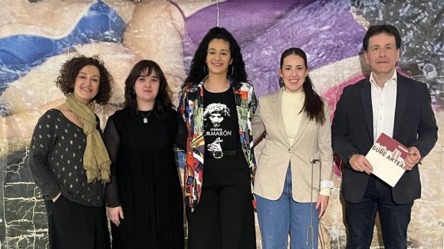 El alcalde y la concejala de Cultura de Basauri con artistas protagonistas de la exposición