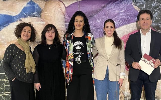 El alcalde y la concejala de Cultura de Basauri con artistas protagonistas de la exposición