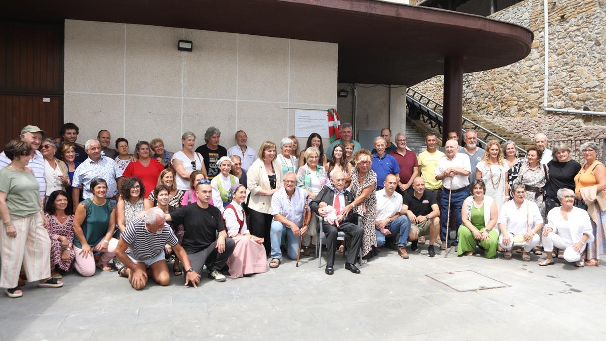 La corporación, alcaldes de la comarca y vecinos acompañaron a 'Marko'