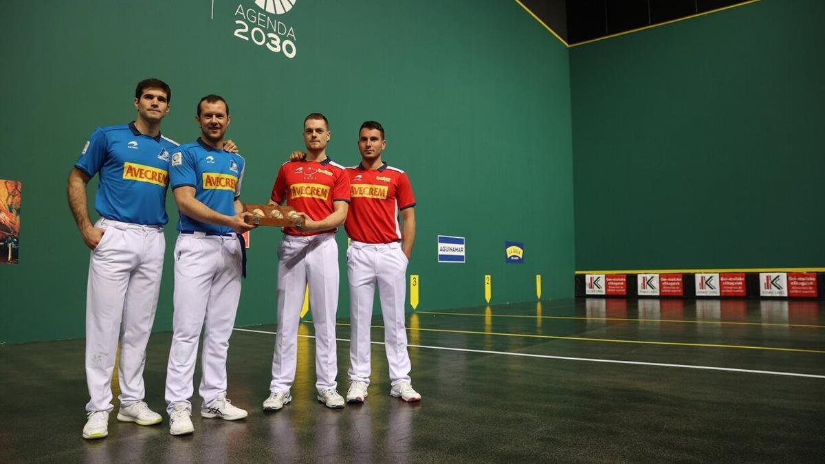 Zabaleta, Elordi, Laso e Imaz, posando con el material elegido en el frontón del Navarra Arena, escenario de la final del Campeonato de Parejas 2023 que se disputa este domingo.