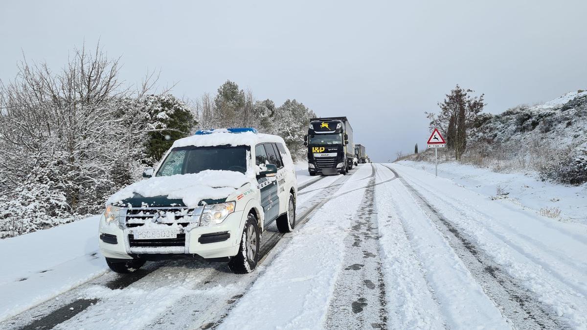 Nieve en una carretera cerca de Estella esta mañana.