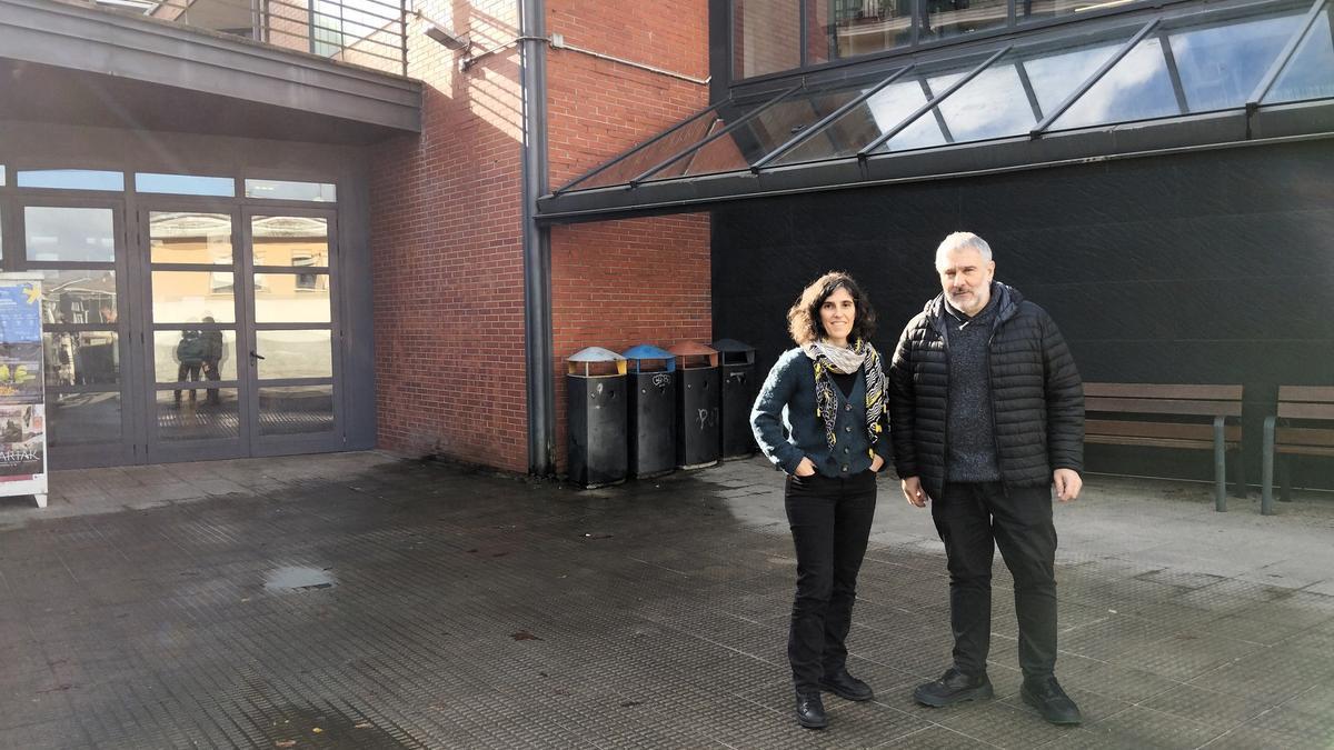 La concejala Ainara Vázquez y el alcalde Xabier Urdangarin.