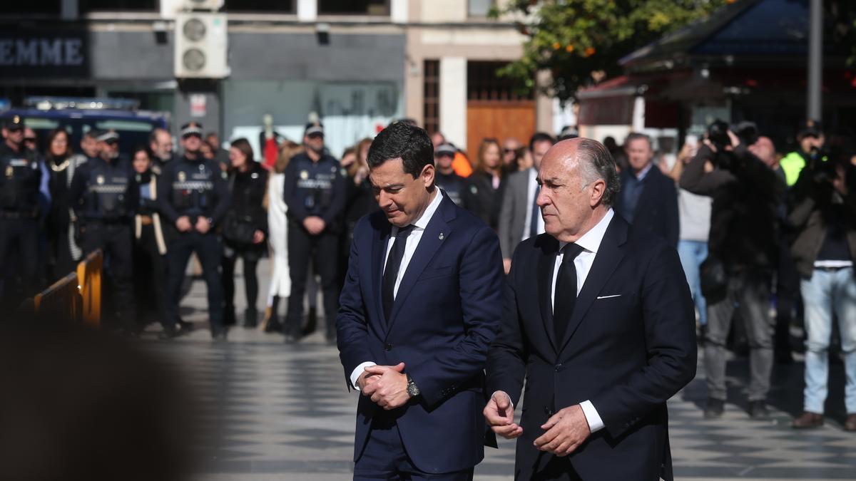 El presidente de la Junta de Andalucía, Juanma Moreno (i) junto con el alcalde de Algeciras, José Ignacio Landaluce.