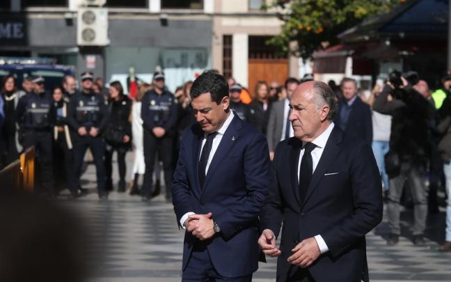 El presidente de la Junta de Andalucía, Juanma Moreno (i) junto con el alcalde de Algeciras, José Ignacio Landaluce.