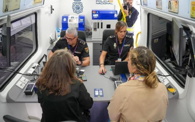 Oficina móvil de la Policía Nacional.