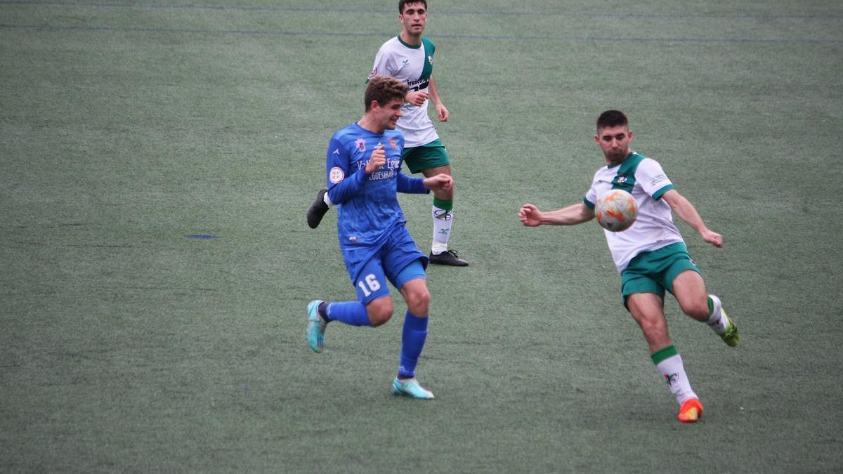 Lance de juego entre dos jugadores del Egüés y del Pamplona