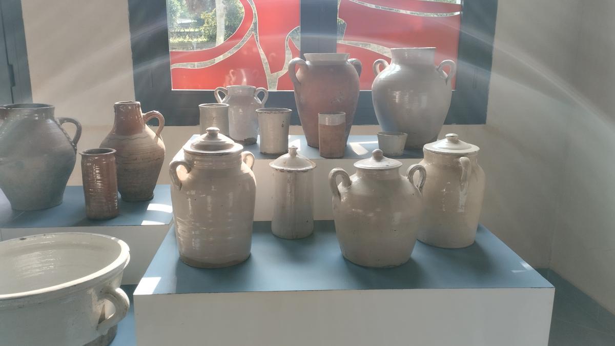 Vasijas de uso doméstico que acoge la exposición permanente del horno de Zubiate.