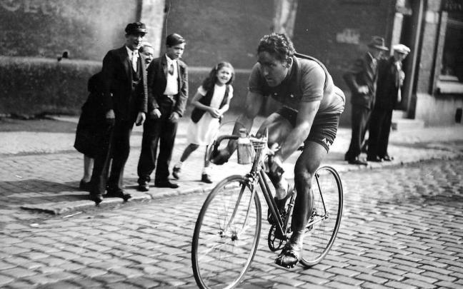 Múgica, en la París-Roubaix de 1949.