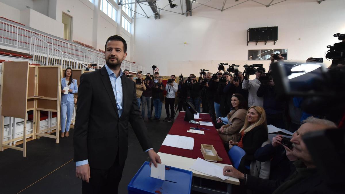 Jakov Milatovic deposita su voto durante las elecciones.