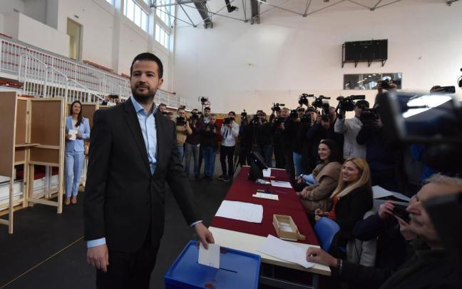 Jakov Milatovic deposita su voto durante las elecciones. Jakov Milatovic deposita su voto durante las elecciones.