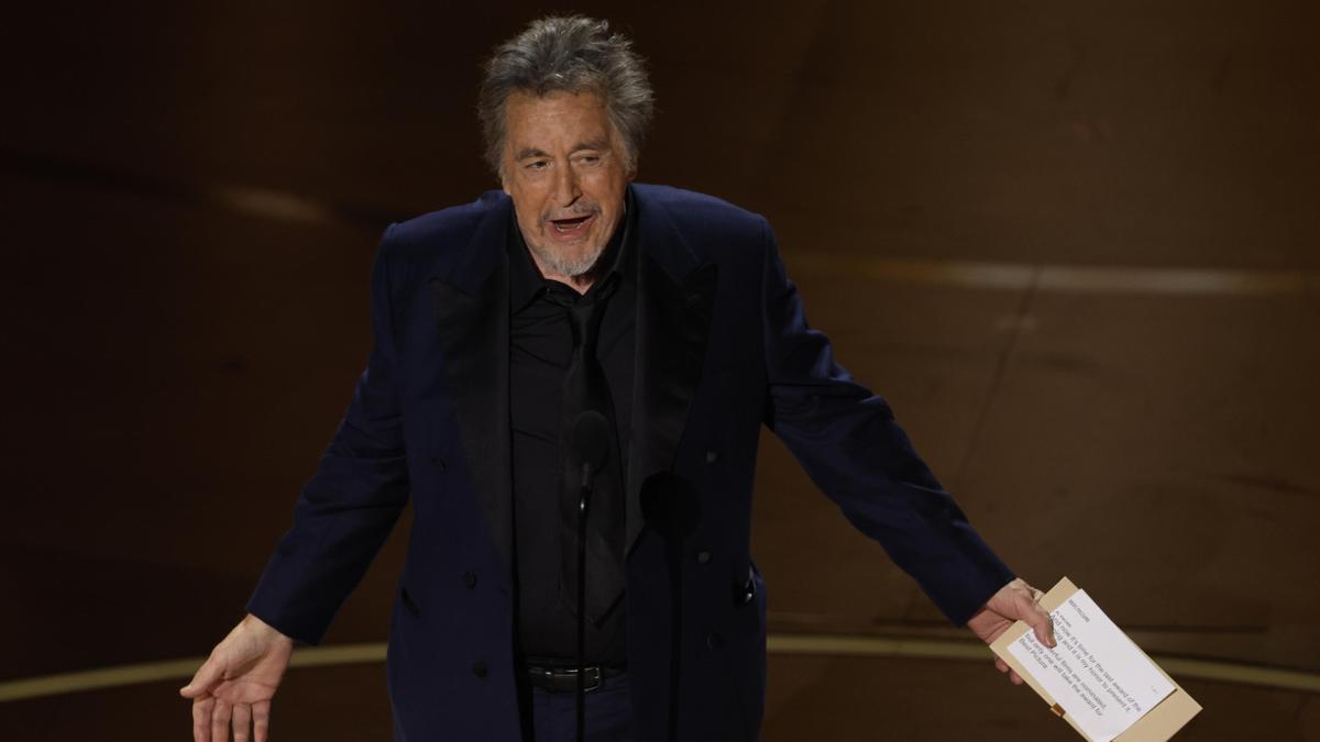 Al Pacino presenta el premio a la mejor película en los Oscar 2024.
