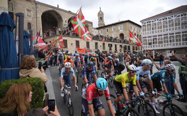 Salida de La Vuelta en la Plaza de la Virgen Blanca. Foto: Jorge Muñoz
