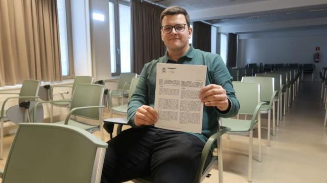 El concejal de Juventud, Iñaki Mendiluze, con las bases del concurso.