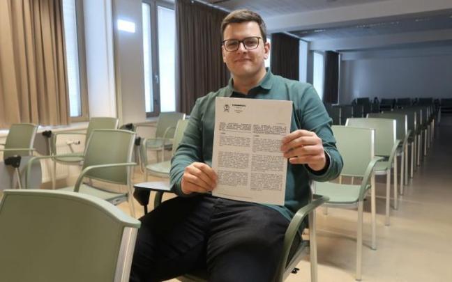 El concejal de Juventud, Iñaki Mendiluze, con las bases del concurso.