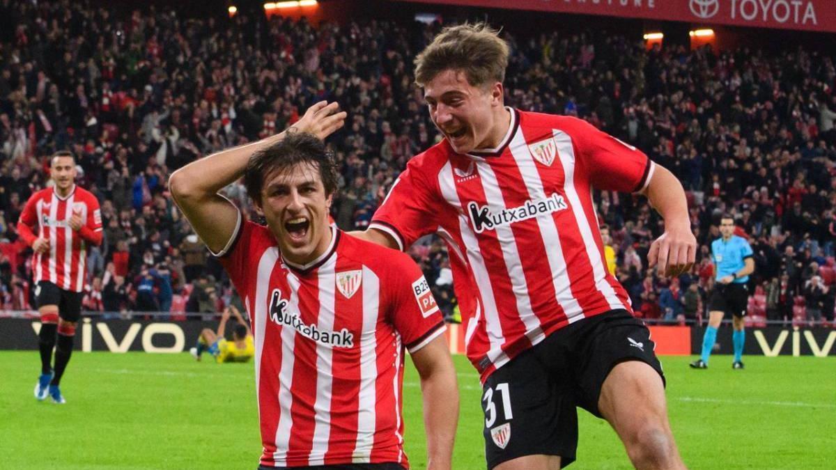 Unai Gómez y Mikel Jauregizar celebrando un gol del Athletic