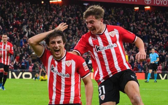 Unai Gómez y Mikel Jauregizar celebrando un gol del Athletic