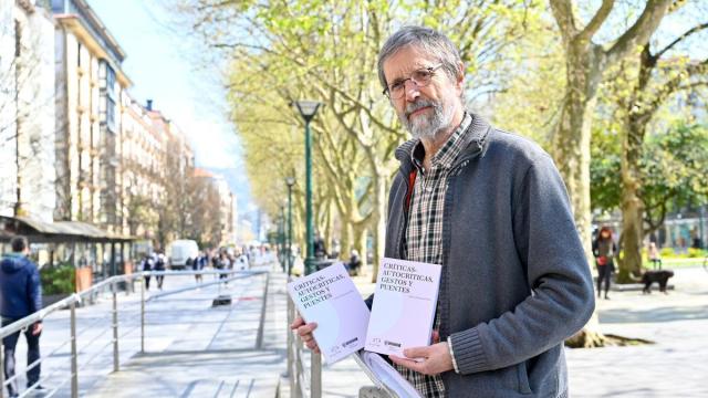 Sabino Ormazabal posa con dos ejemplares de su trabajo 'Críticas, autocríticas, gestos y puentes'