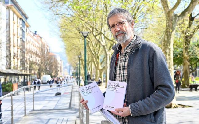 Sabino Ormazabal posa con dos ejemplares de su trabajo 'Críticas, autocríticas, gestos y puentes'