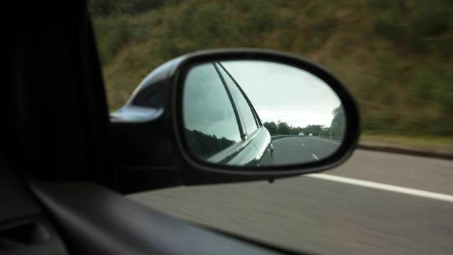 Así funciona la 'estafa del retrovisor'