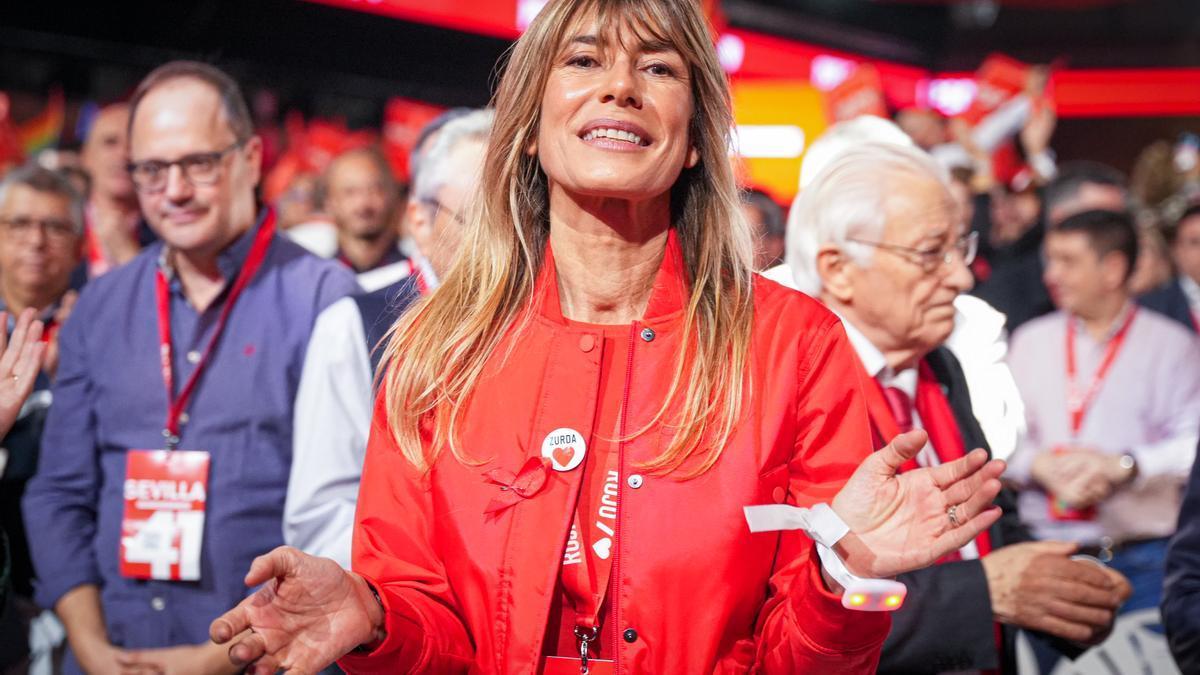 Begoña Gómez, durante la clausura del 41º Congreso Federal del PSOE en el Palacio de Congresos y Exposiciones.