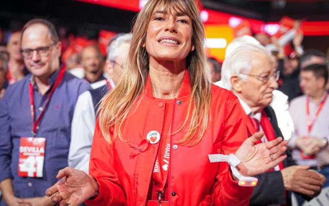 Begoña Gómez, durante la clausura del 41º Congreso Federal del PSOE en el Palacio de Congresos y Exposiciones.