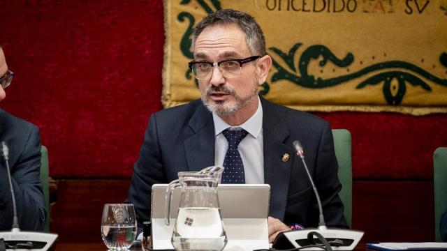 El alcalde de Móstoles, Manuel Bautista, durante un pleno extraordinario en el Ayuntamiento de Móstoles.