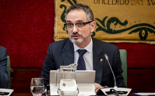 El alcalde de Móstoles, Manuel Bautista, durante un pleno extraordinario en el Ayuntamiento de Móstoles.