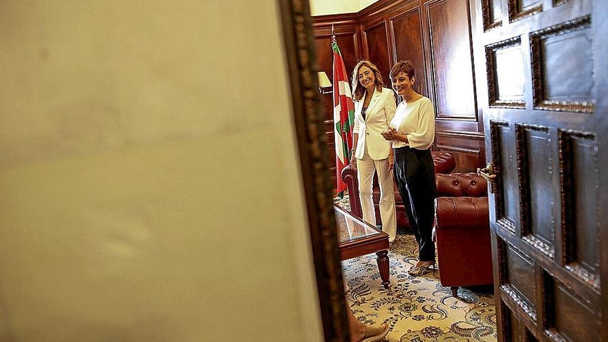 La consejera de Autogobierno, Olatz Garamendi, con la ministra de Política Territorial, Isabel Rodríguez, en la reunión que mantuvieron en Leioa el año pasado. | FOTO: BORJA GUERRERO