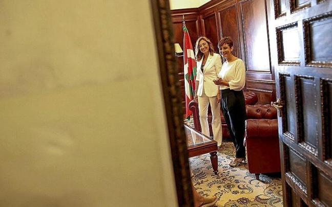 La consejera de Autogobierno, Olatz Garamendi, con la ministra de Política Territorial, Isabel Rodríguez, en la reunión que mantuvieron en Leioa el año pasado. | FOTO: BORJA GUERRERO