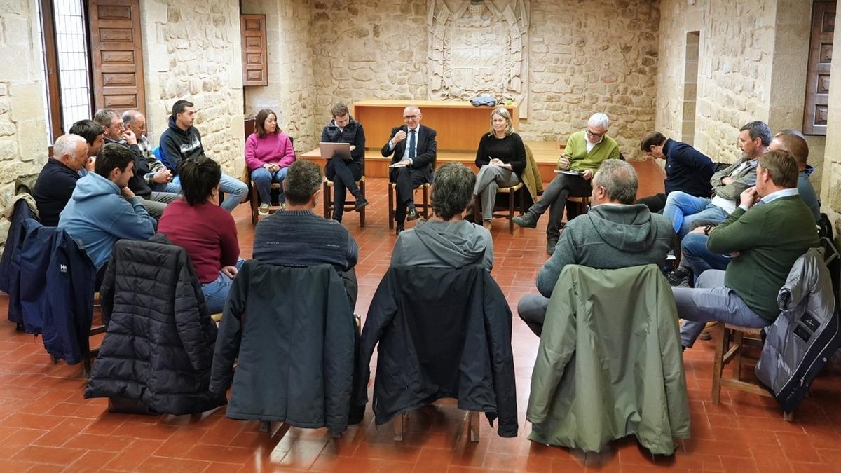 Arabako Aldundia lehen sektorearekin bildu da bizi duen egoera ezagutzeko eta erronkak eta kezkak partekatzeko.