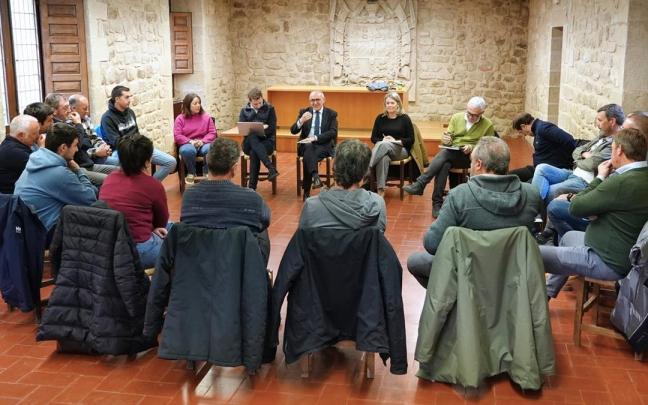 Arabako Aldundia lehen sektorearekin bildu da bizi duen egoera ezagutzeko eta erronkak eta kezkak partekatzeko.