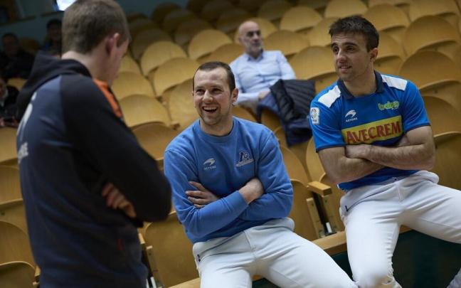 Aitor Elordi y Jon Ander Peña, en la elección de material del Labrit de Iruñea. Aitor Elordi y Jon Ander Peña, en la elección de material del Labrit de Iruñea.