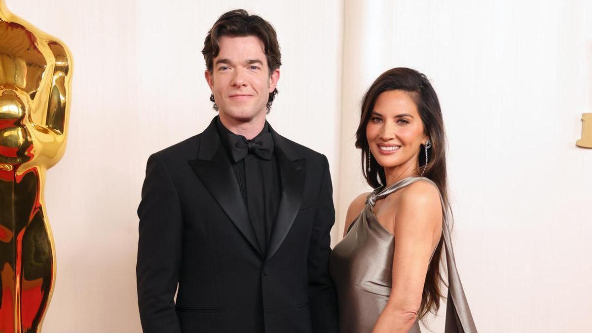 Olivia Munn y su pareja, John Mulaney, en los Oscar 2024.