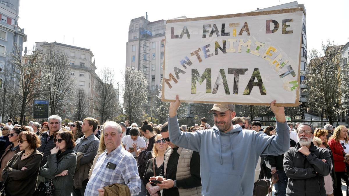 Decenas de personas durante la marcha silenciosa 'Por la verdad y la dignidad de las víctimas de El Bocal'.
