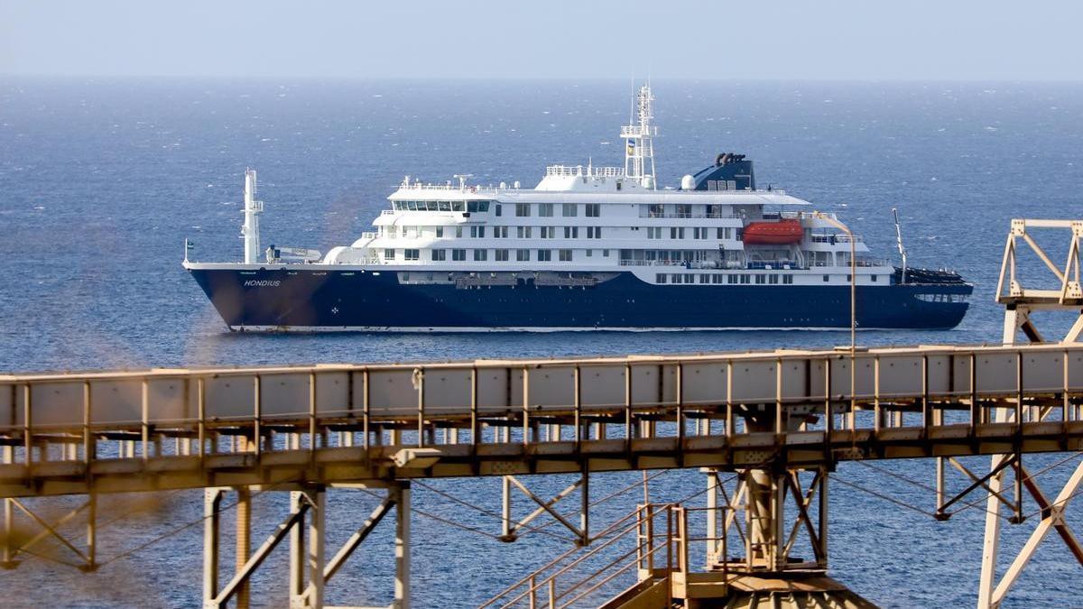 El crucero MV Hondius, anclado frente a la costa de Praia, en Cabo Verde.