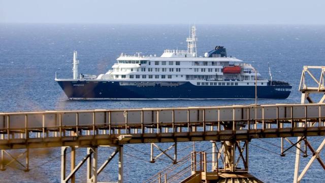El crucero MV Hondius, anclado frente a la costa de Praia, en Cabo Verde.