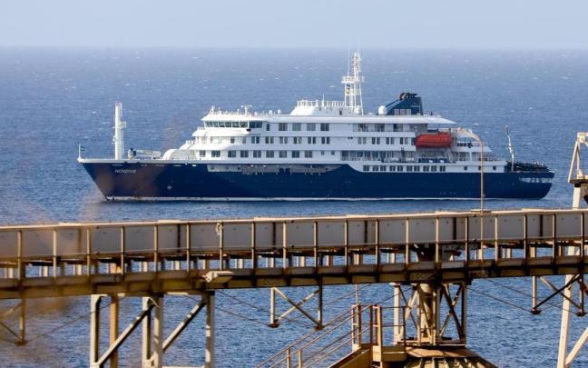 El crucero MV Hondius, anclado frente a la costa de Praia, en Cabo Verde.
