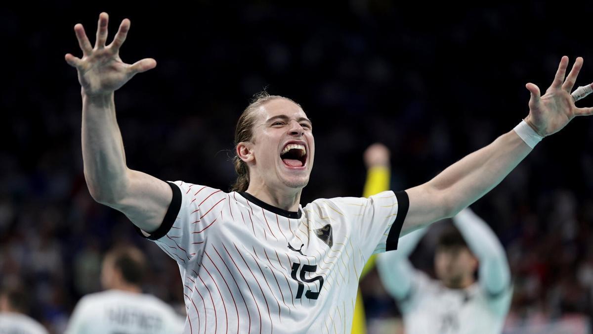 El jugador alemán Juri Knörr celebra la clasificación a semifinales ante Francia.