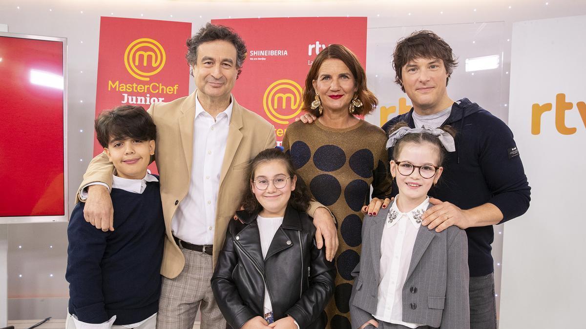 EL jurado de MasterChef junto a tres de los aspirantes.