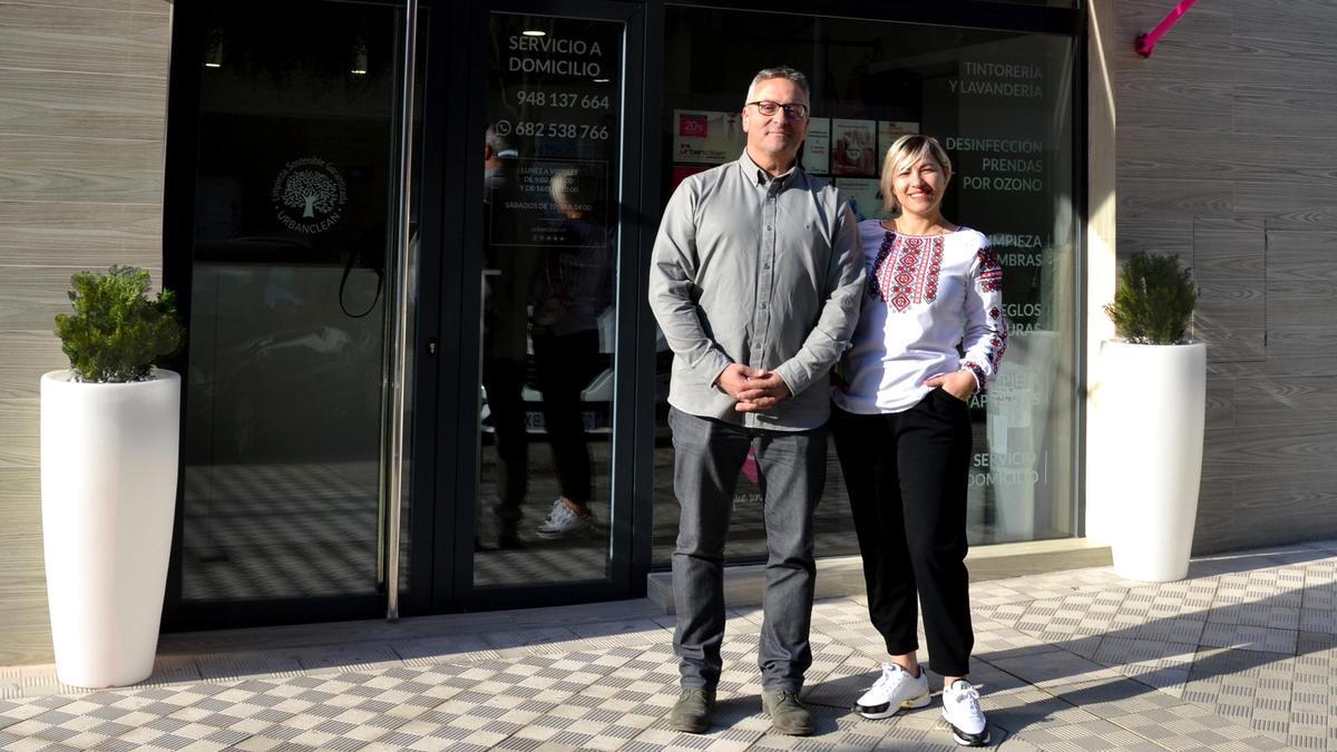 Ricardo Ubanell y Elisabeth Cernautanu, frente a la tintorería.