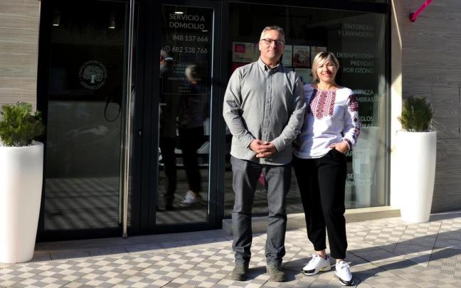 Ricardo Ubanell y Elisabeth Cernautanu, frente a la tintorería.