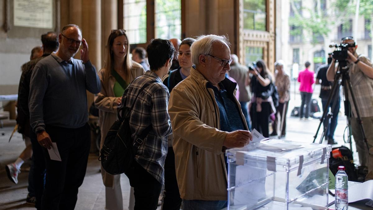 Elecciones en Catalunya: los colegios abren sus puertas sin incidencias